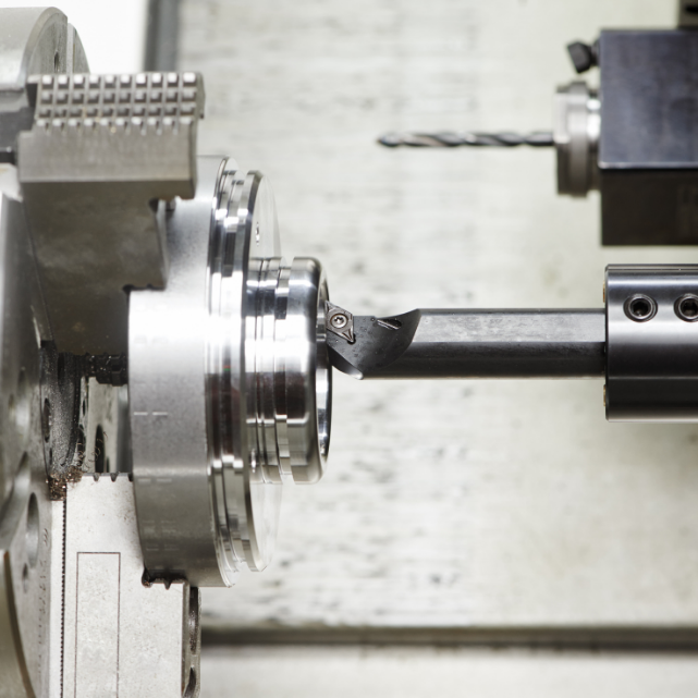 عدد وأدوات القطع الصناعية لماكينات CNC وتشغيل المعادن